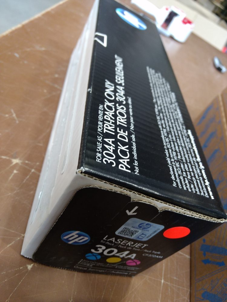 HP CC532A Toner Cartridge yellow poškozený obal