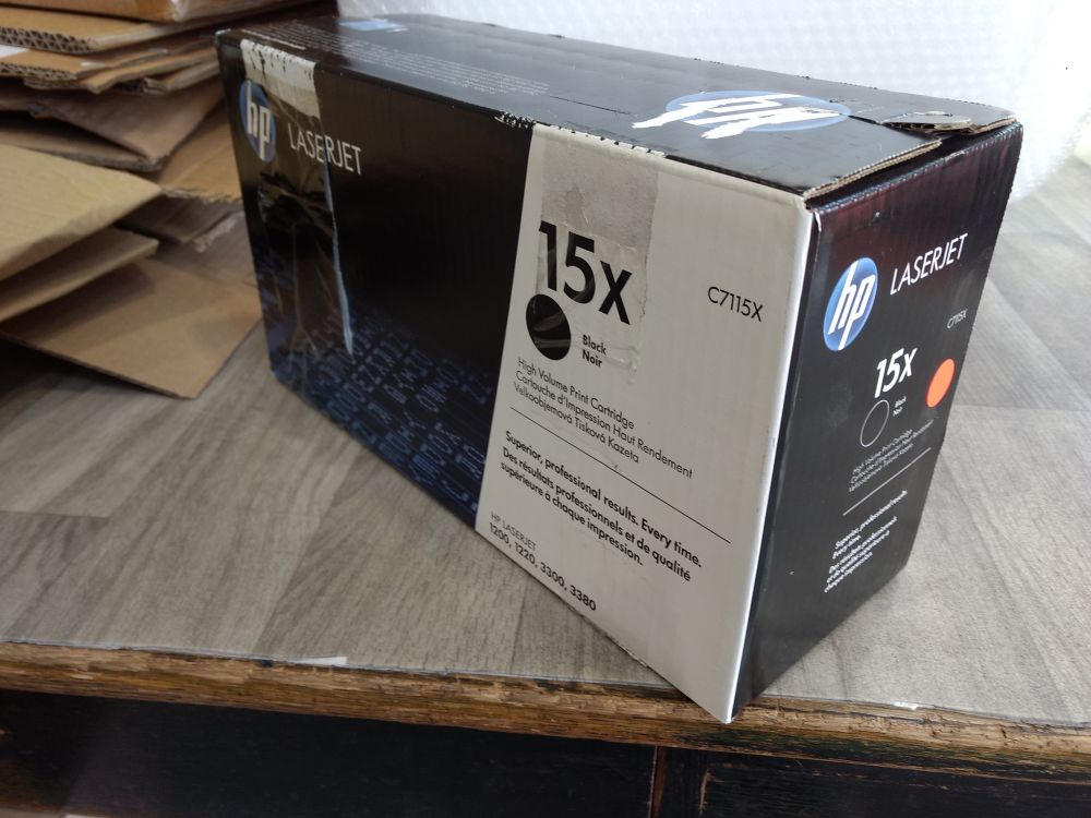 HP Toner Cartridge C7115X black poškozený obal