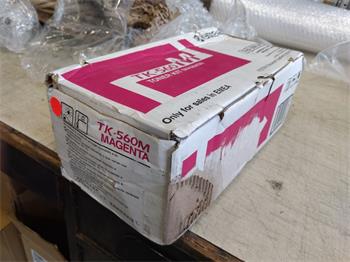 Kyocera Toner TK-560M Magenta (1T02HNBEU) poškozený obal
