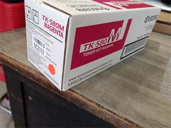 Kyocera Toner TK-580M Magenta (1T02KTBNL0) poškozený obal