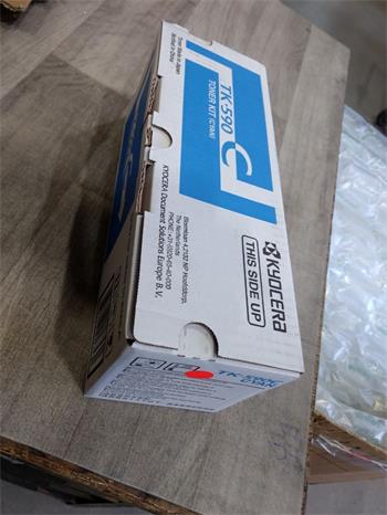 Kyocera Toner TK-590C cyan (1T02KVCNL0) poškozený obal