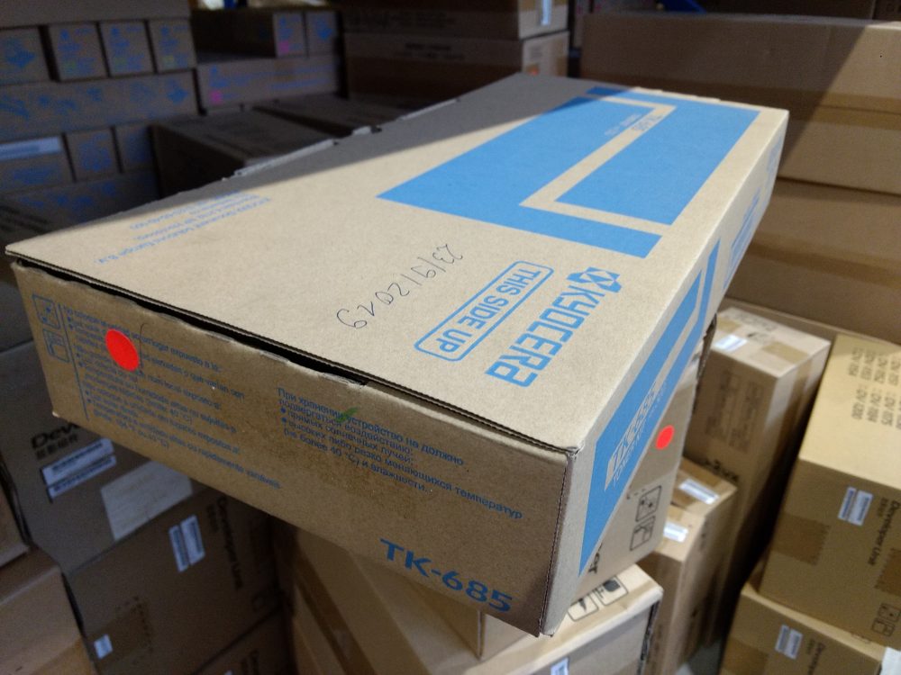 Kyocera Toner TK-685 toner pro TASKalfa 300i (1T02K50NL0) poškozený obal