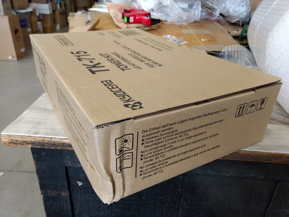 Kyocera Toner TK-715 toner black (1T02GR0EU0) poškozený obal