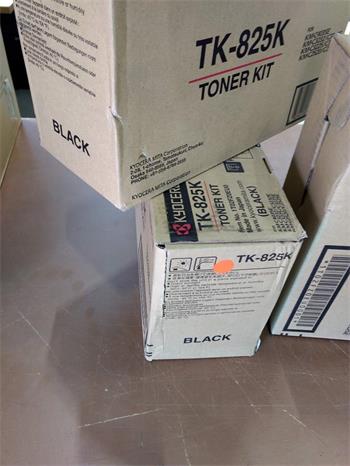 Kyocera Toner TK-825 black (1T02FZ0EU0) poškozený obal