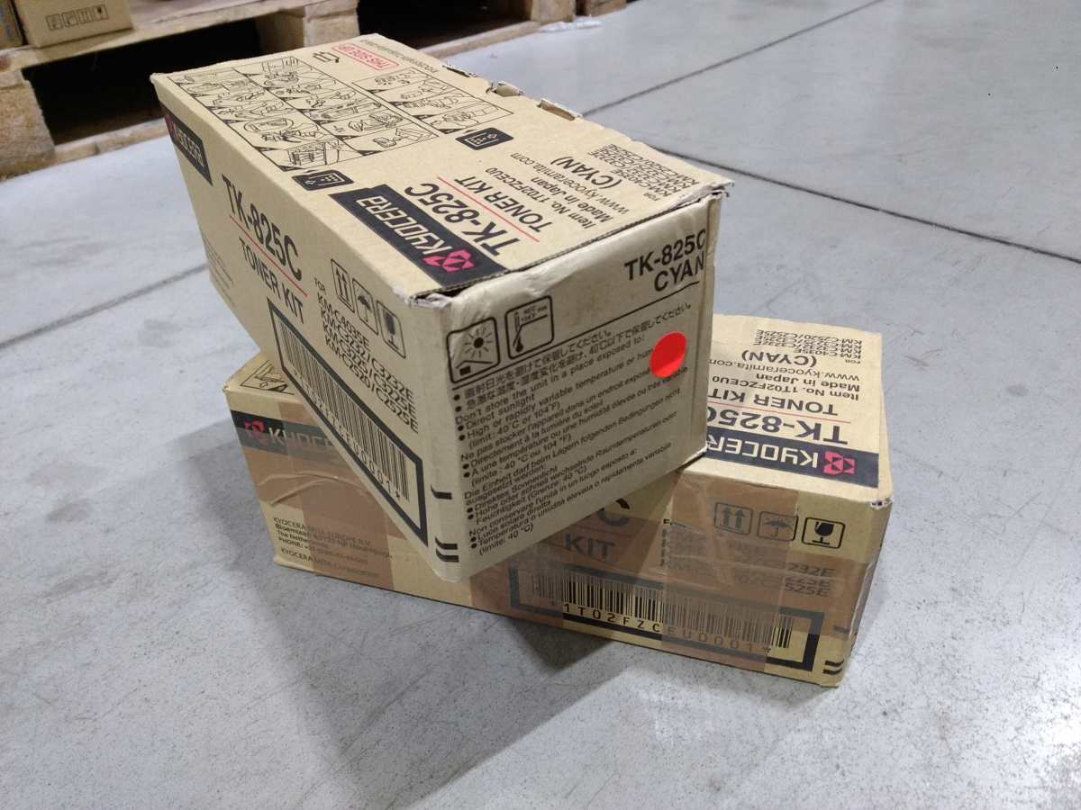 Kyocera Toner TK-825 cyan (1T02FZCEU0) poškozený obal