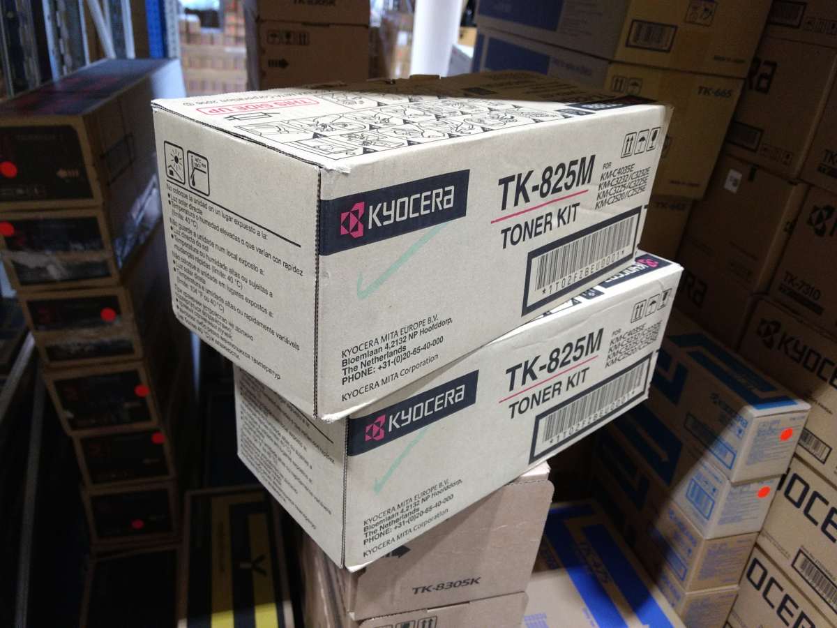 Kyocera Toner TK-825 magenta (1T02FZBEU0) poškozený obal