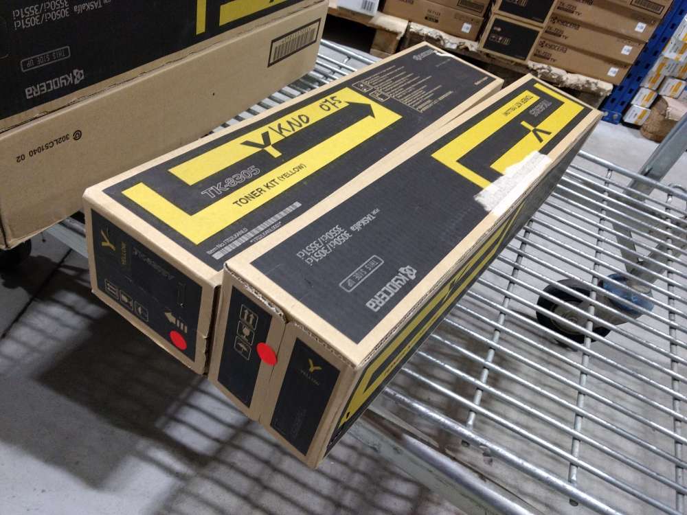 Kyocera Toner TK-8305 yellow (1T02LKANL0) poškozený obal