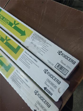 Kyocera Toner TK-8325Y yellow (1T02NPANL0) poškozený obal