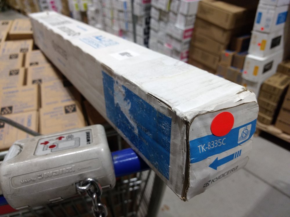 Kyocera Toner TK-8335C cyan (1T02RLCNL0) poškozený obal
