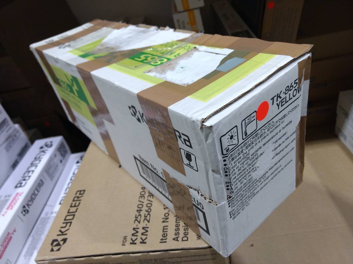 Kyocera Toner TK-865Y toner kit yellow (1T02JZAEU0) poškozený obal