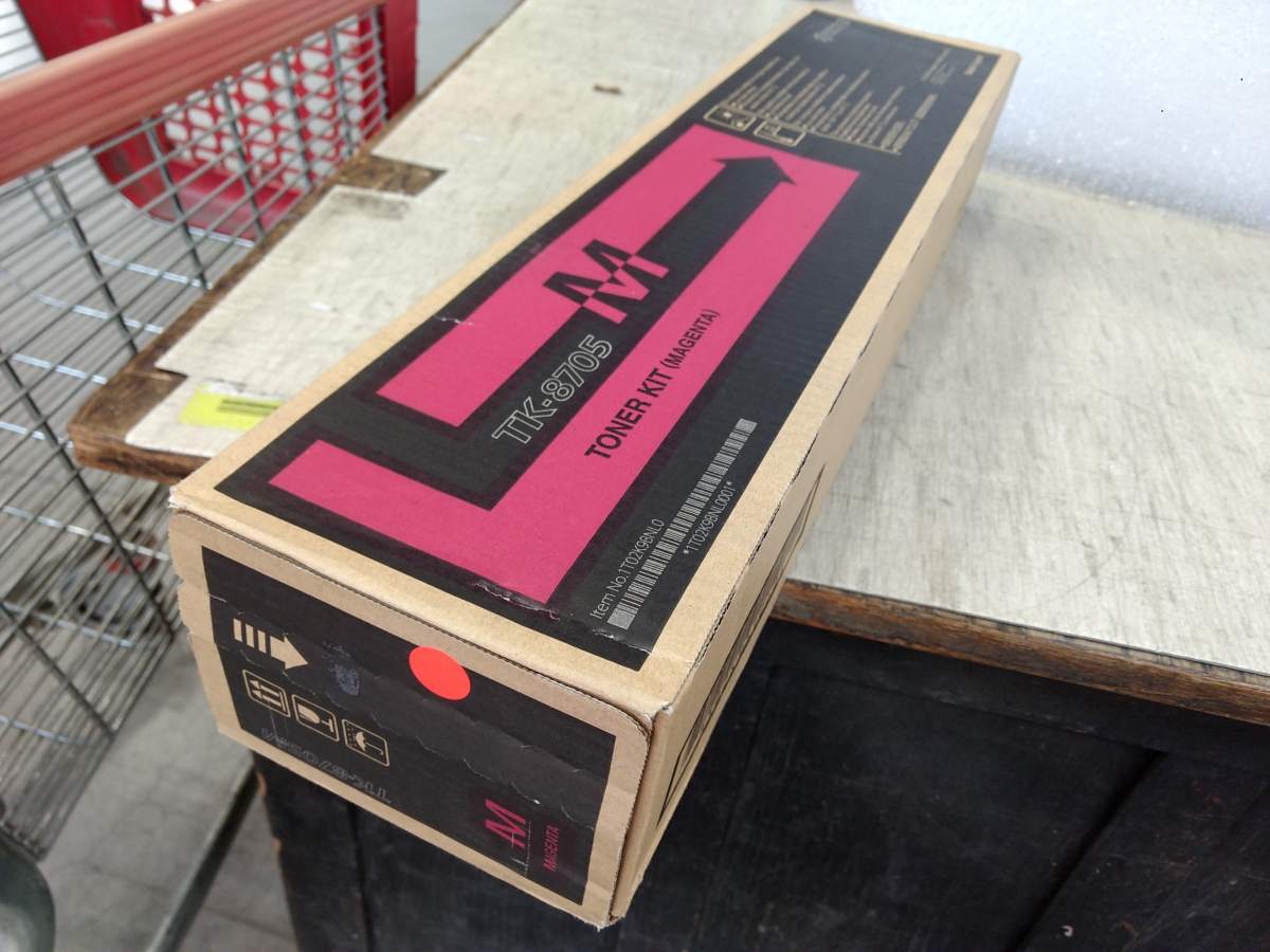 Kyocera Toner TK-8705 magenta (1T02K9BNL0) poškozený obal