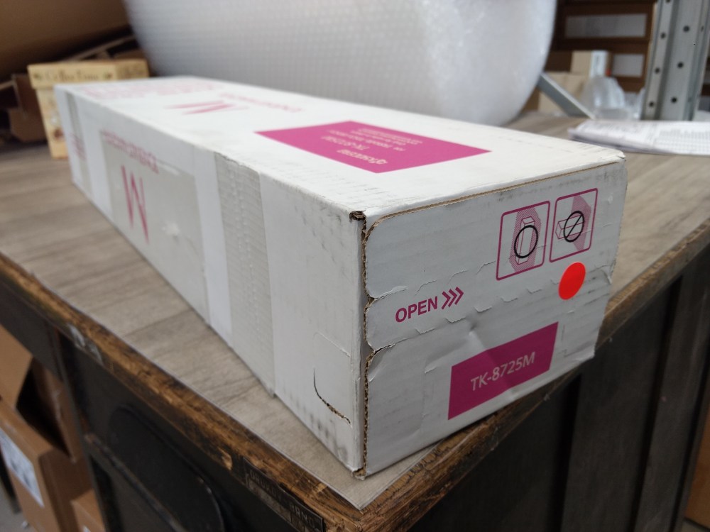 Kyocera Toner TK-8725M magenta (1T02NHBNL0) poškozený obal