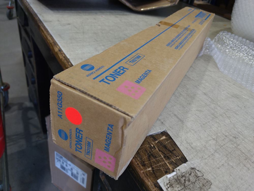 Minolta Toner C358/C360 TN319M magenta (A11G350) poškozený obal