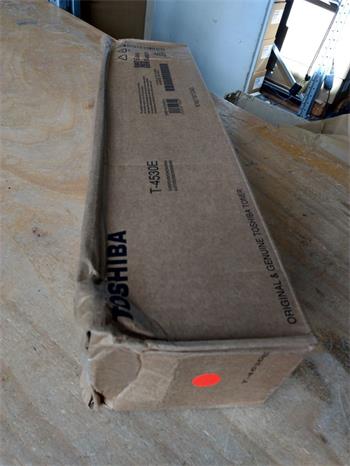 Toshiba Toner T-4530 (6AK00000134) poškozený obal