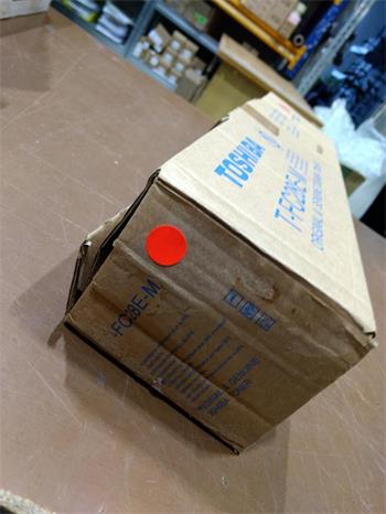 Toshiba Toner T-FC28EM Magenta (6AJ00000048) poškozený obal