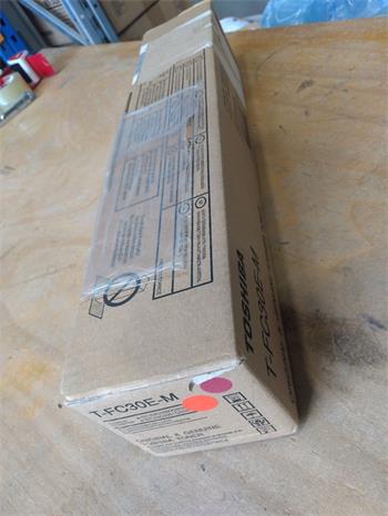 Toshiba Toner T-FC30EM Magenta (6AJ00000097) poškozený obal