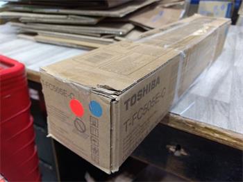 Toshiba Toner T-FC505EC Cyan (6AJ00000135) poškozený obal