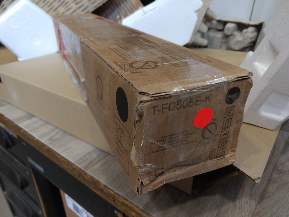 Toshiba Toner T-FC505EK Black (6AJ00000139) poškozený obal